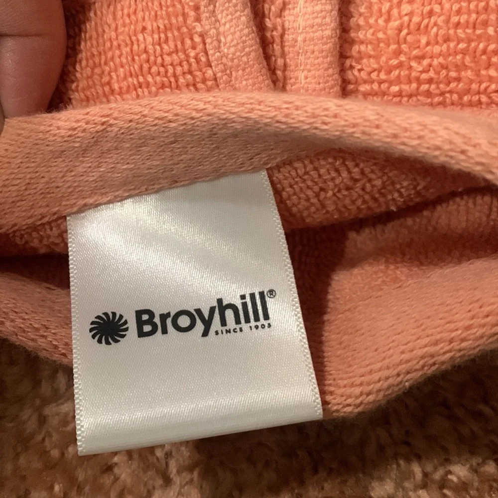 Coral 🪸hand Towel, new, Broyhill.